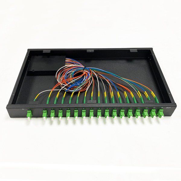 19inch 1u rack mount plc splitter 1x32 lc connectors, colored pigtails 2.0mm g657a1 fiber, top left sticker,lc/apc duplex adapters